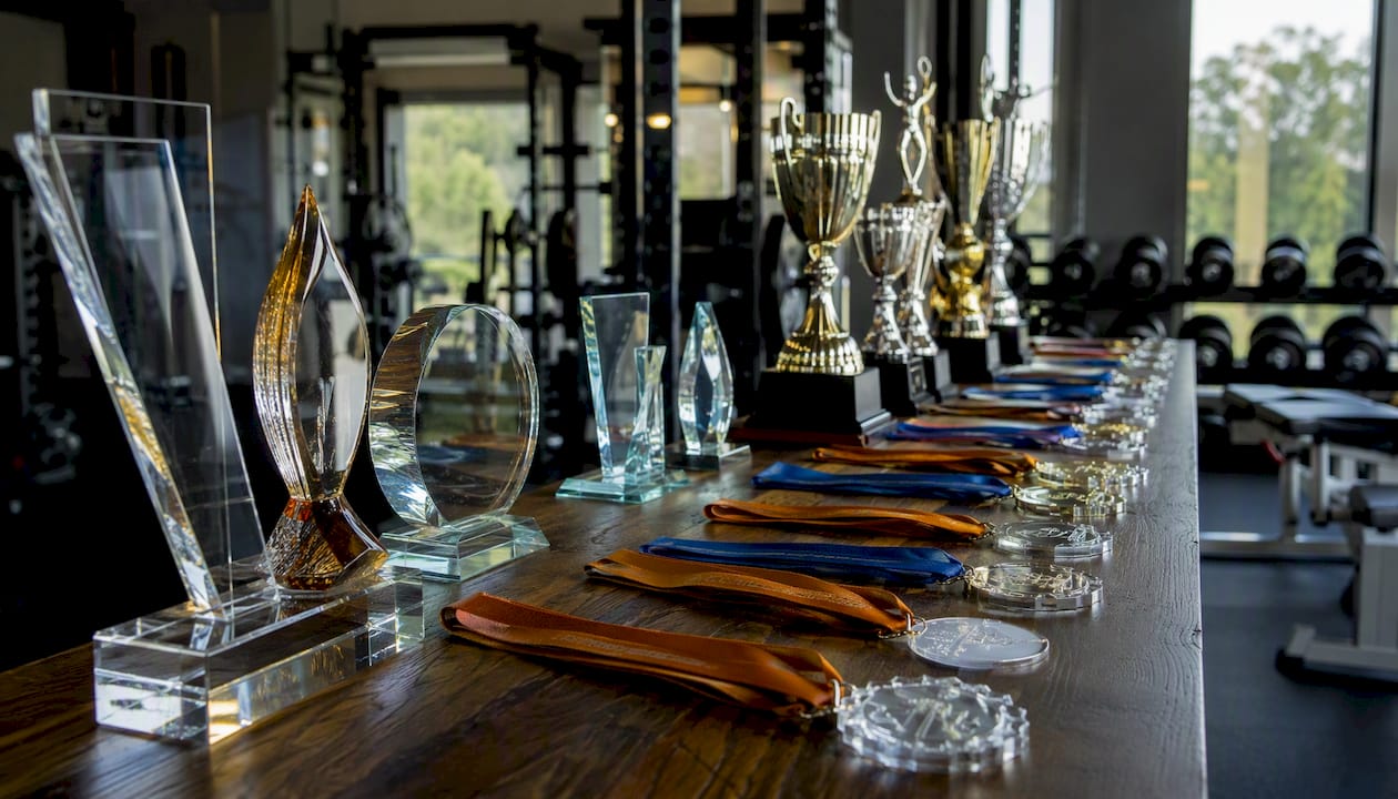 Colecție impresionantă de medalii și cupe sportive