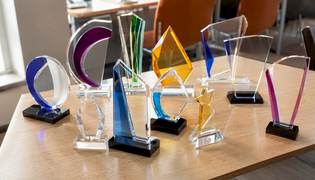Trofee acrilice viu colorate, perfecte pentru a recompensa elevii la final de an școlar sau în cadrul concursurilor.
