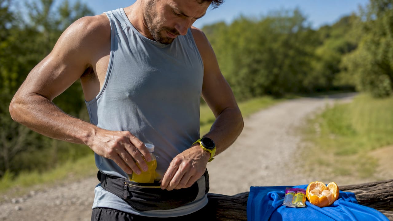 Runner packing electrolyte drink and gels for race