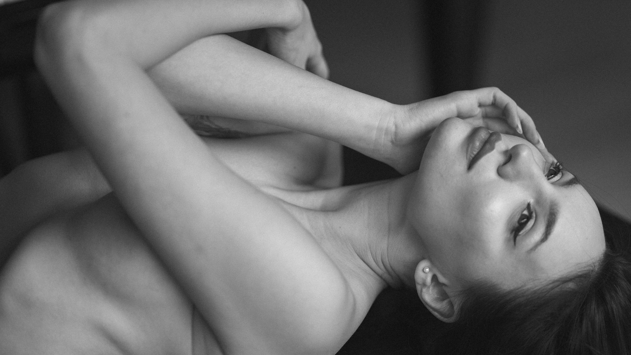 Fotograaf begeleidt vrouw tijdens boudoirshoot voor extra zelfvertrouwen