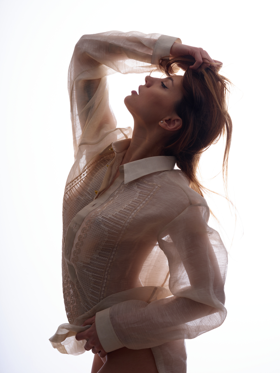 Vrouw kiest lingerie uit voor een fotoshoot