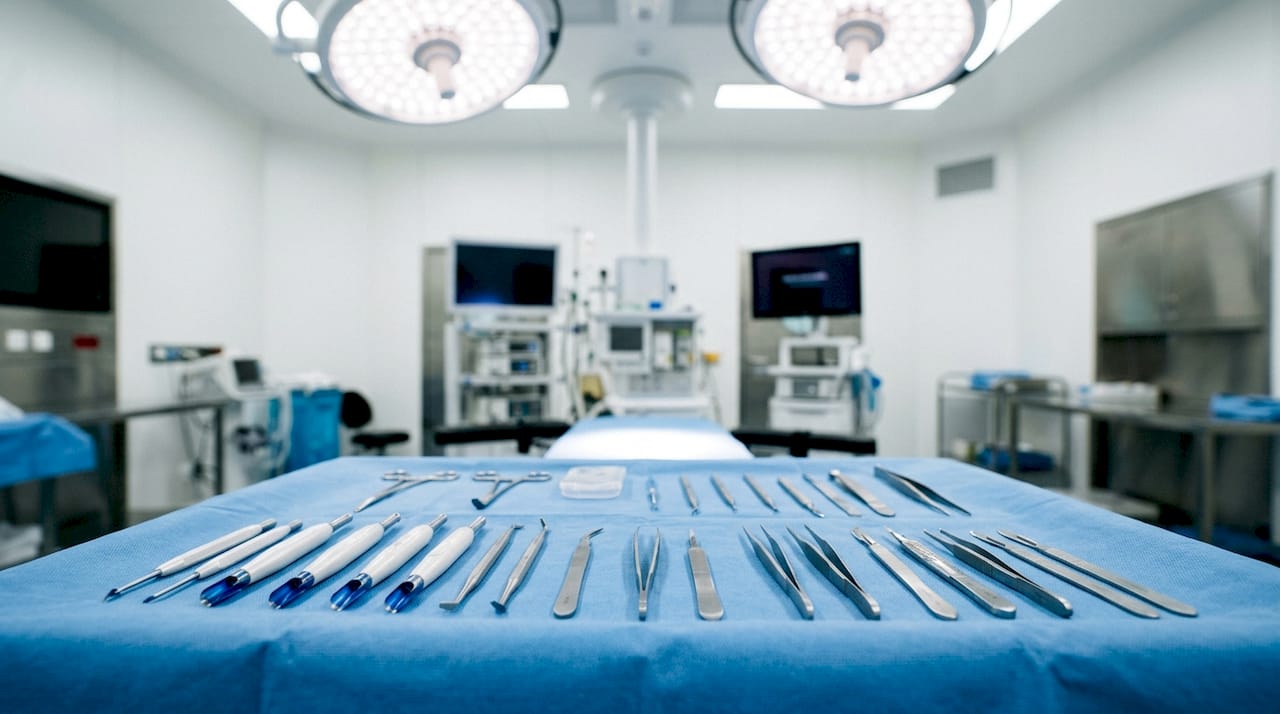 Detailaufnahme von Saphirklingen und FUE-Instrumenten im Operationssaal