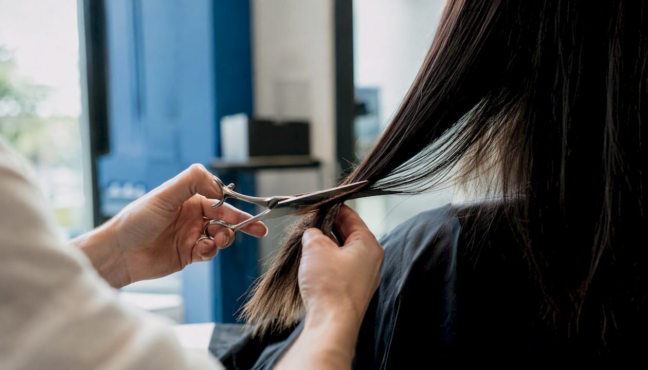 Tijeras cortando las puntas abiertas del cabello