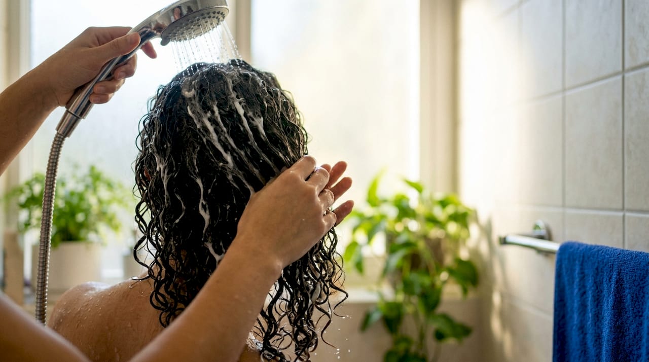Detangling curly hair with conditioner in shower