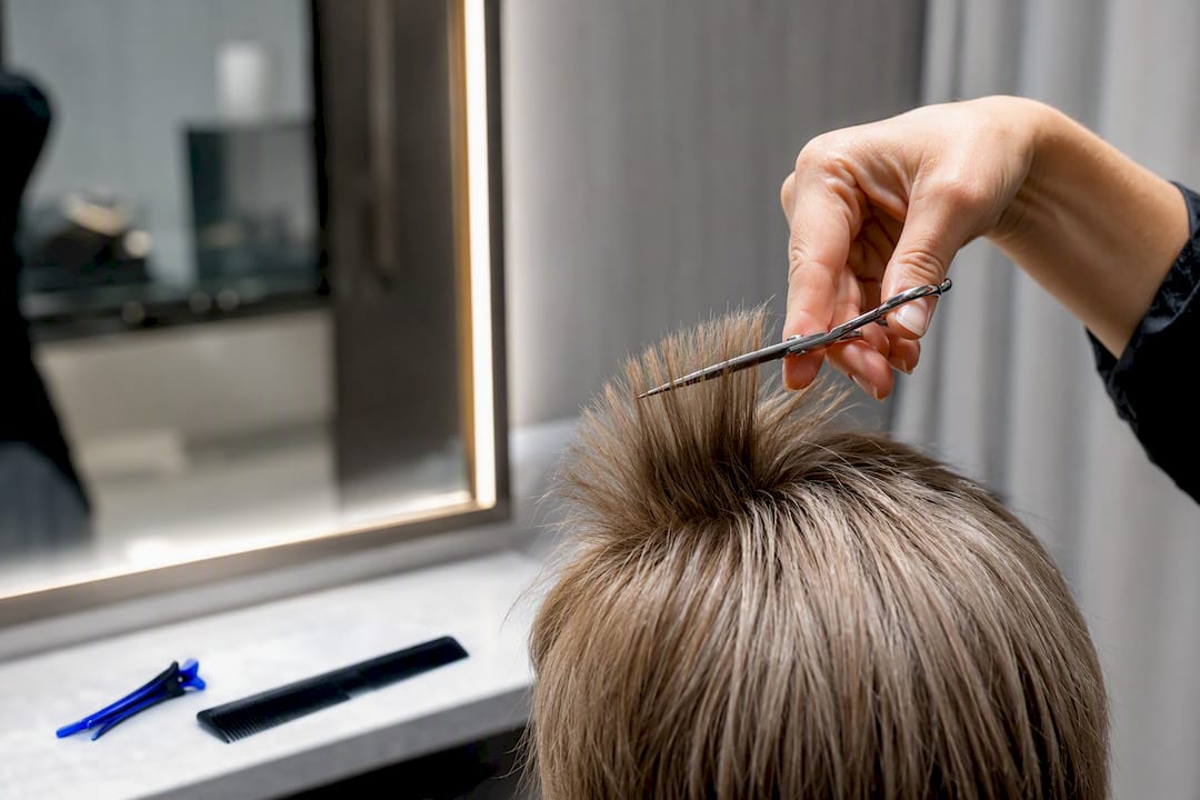 Friseur arbeitet Pointen in eine Haarpartie ein