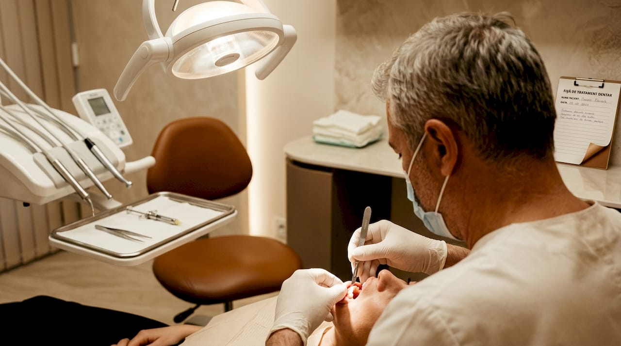 Medicul efectuează o extracție dentară dificilă, care necesită atenție și experiență.