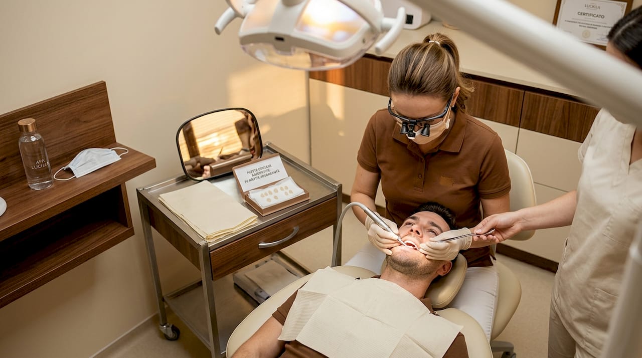 Cum se aplică fațetele dentare minim invazive – pași esențiali și recomandări
