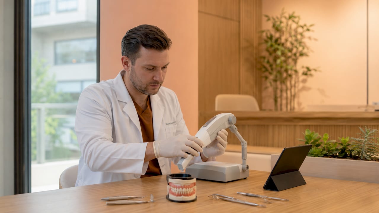 Imagine surprinsă de sus cu un medic stomatolog care folosește un scanner dentar 3D