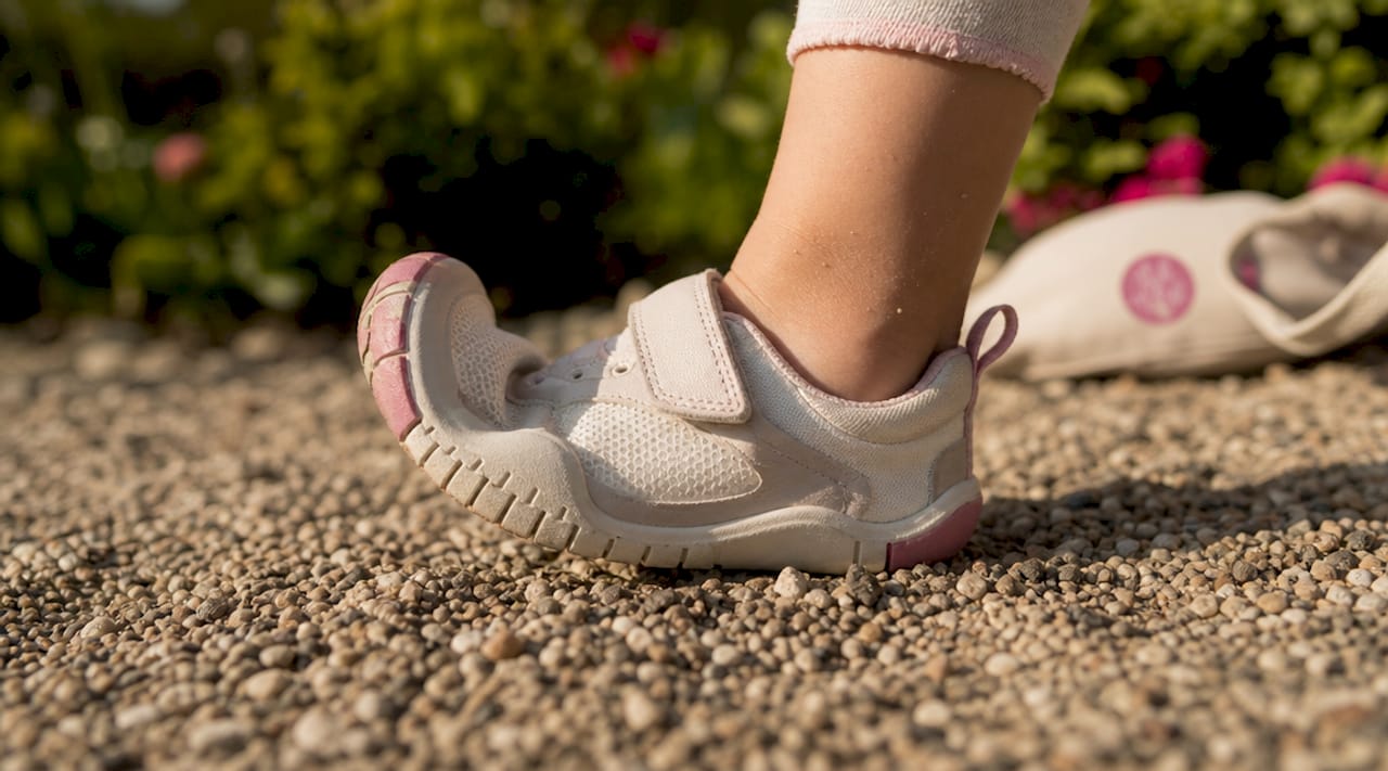 Dětská noha obutá v botě s ohebnou barefoot podrážkou