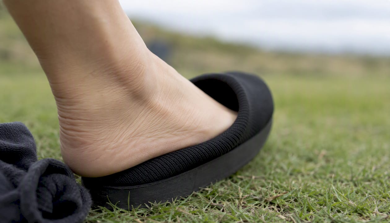 Foot pressing evenly inside seamless shoe lining