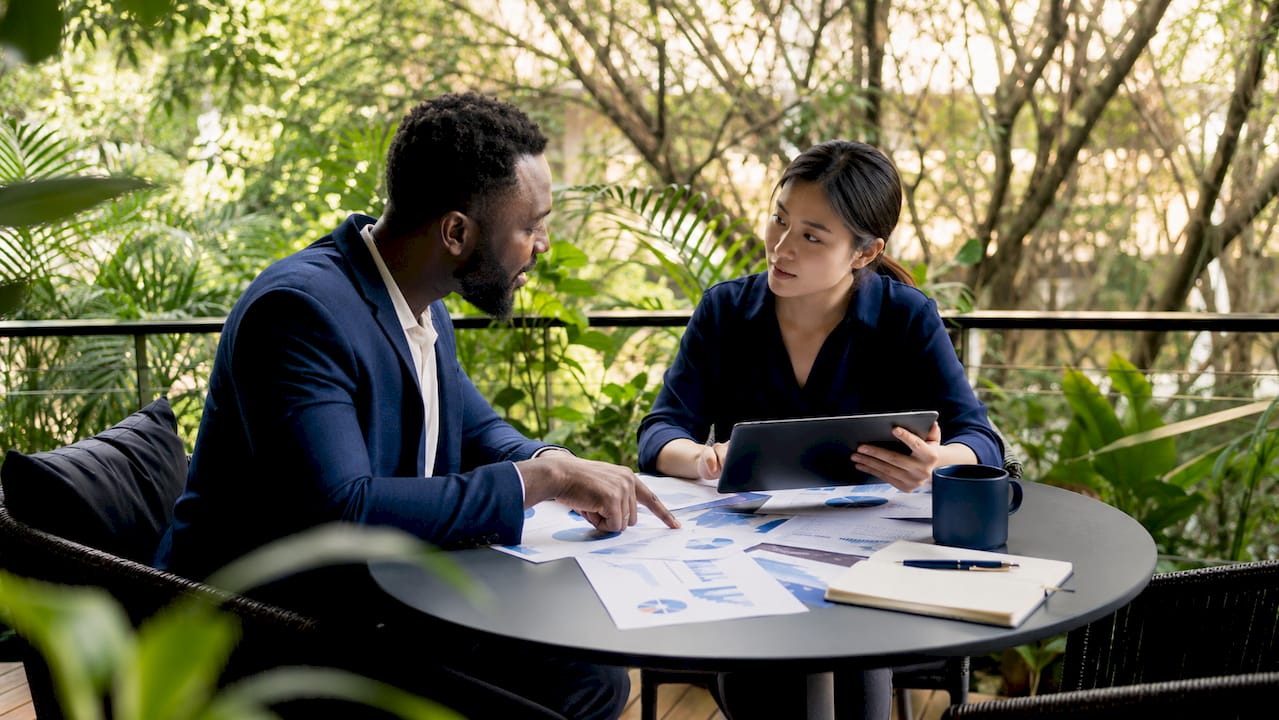 Two professionals discussing SaaS growth metrics