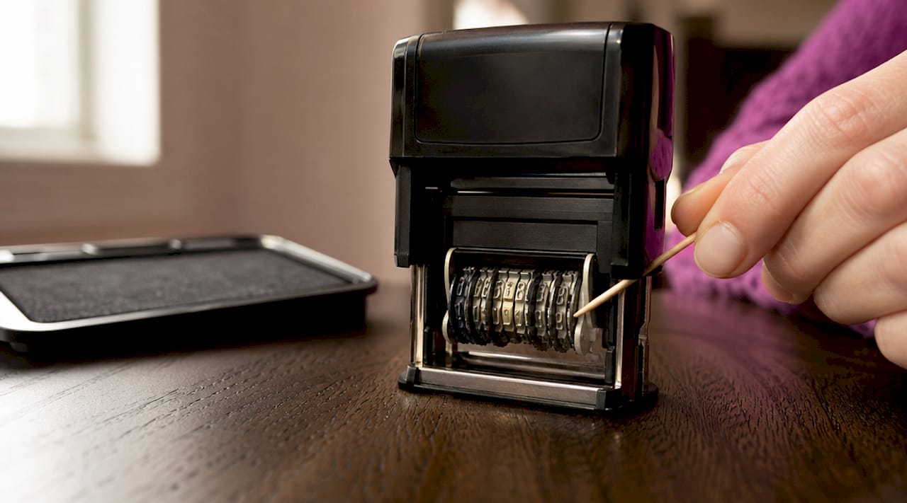 Close-up automatic numbering stamp mechanism