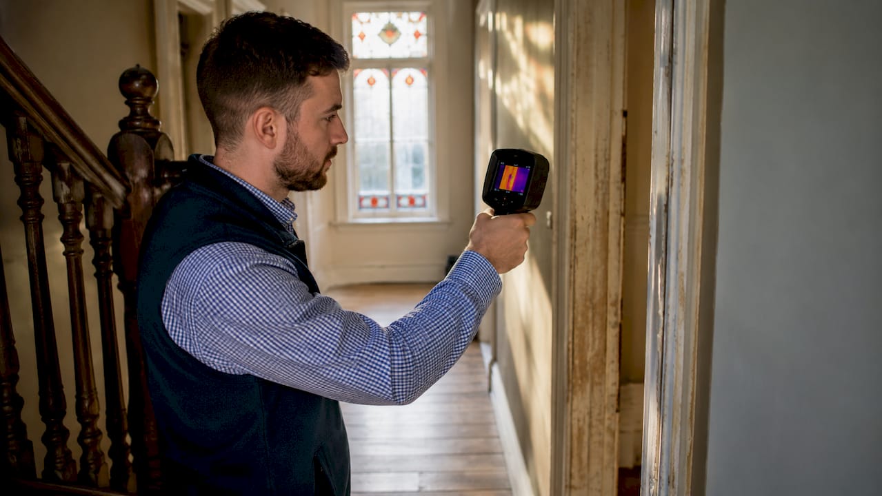 Energy auditor using thermal camera to detect energy losses