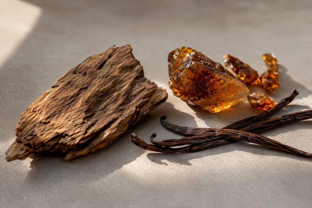 Des notes naturelles de bois, d’ambre et de vanille pour un parfum authentique et raffiné.