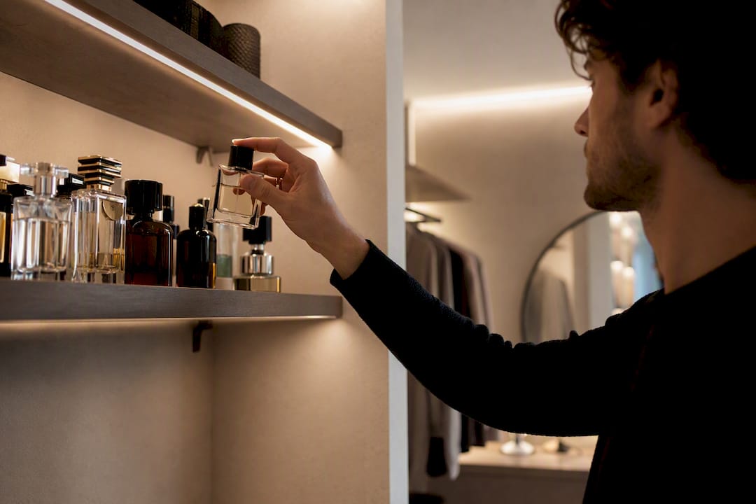 Jeg står og udvælger en parfume fra hylden, mens jeg nøje overvejer hvilken duft der passer bedst til mig.