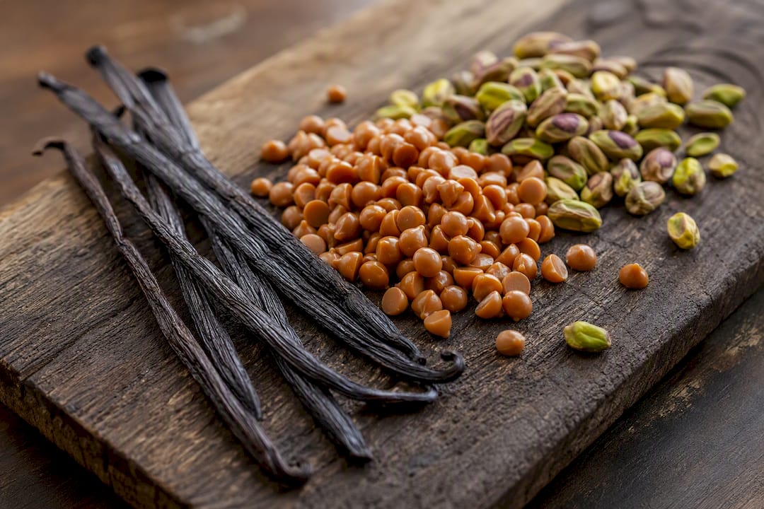 Vanillestokjes, karamel snoepjes en pistachenoten