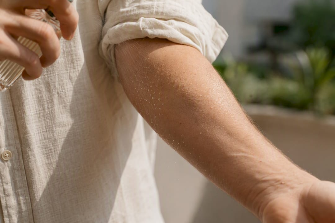 Parfum aanbrengen op polshuid buiten