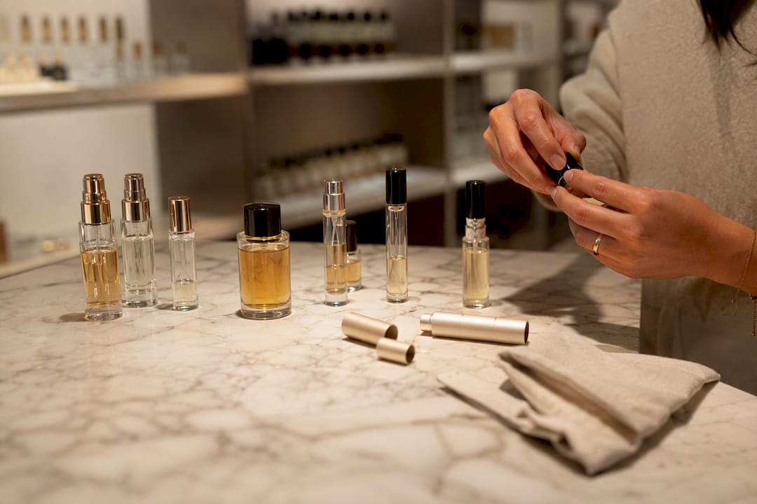 Assortiment van kleine reisformaat parfumflesjes op een tafel