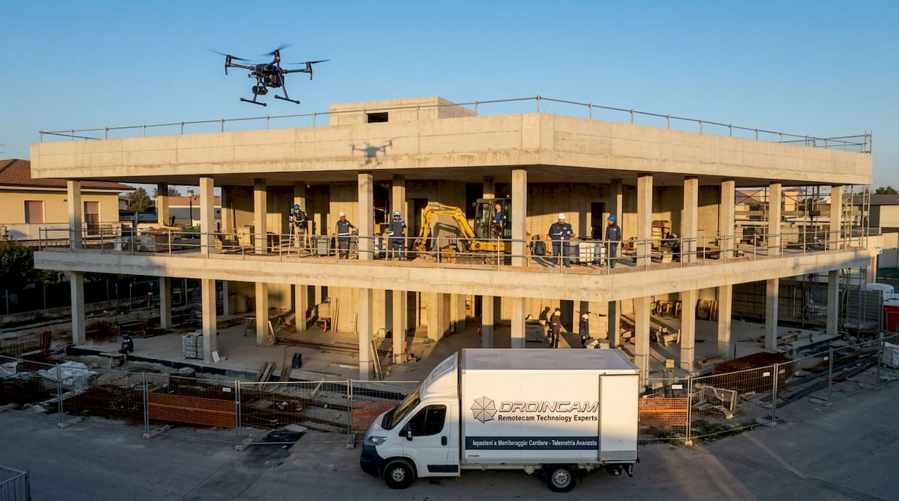Un drone sorvola il cantiere, offrendo spettacolari immagini dall’alto sull’avanzamento dei lavori.
