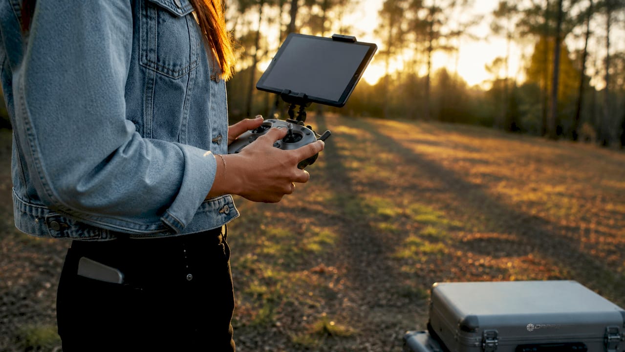 Un tecnico si occupa della preparazione del drone prima di avviare la raccolta dei dati dall’alto.