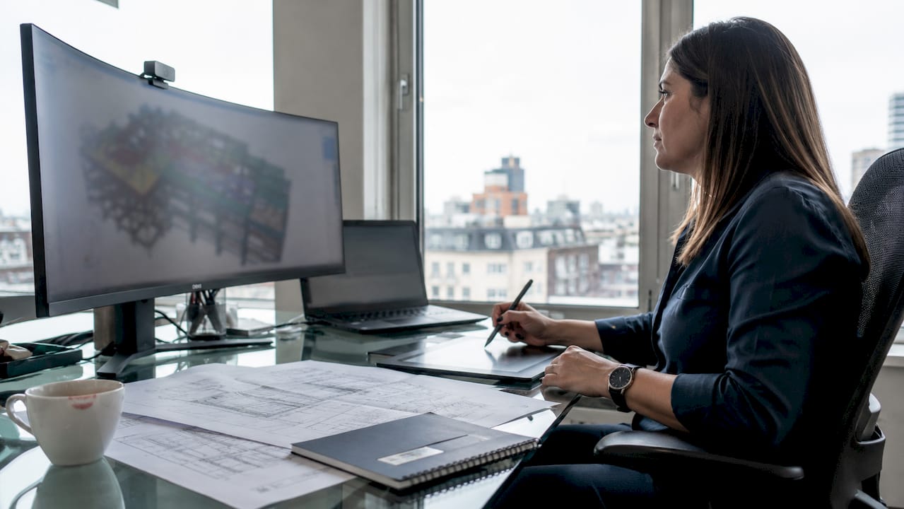 Esperto BIM che analizza il modello digitale dell’edificio