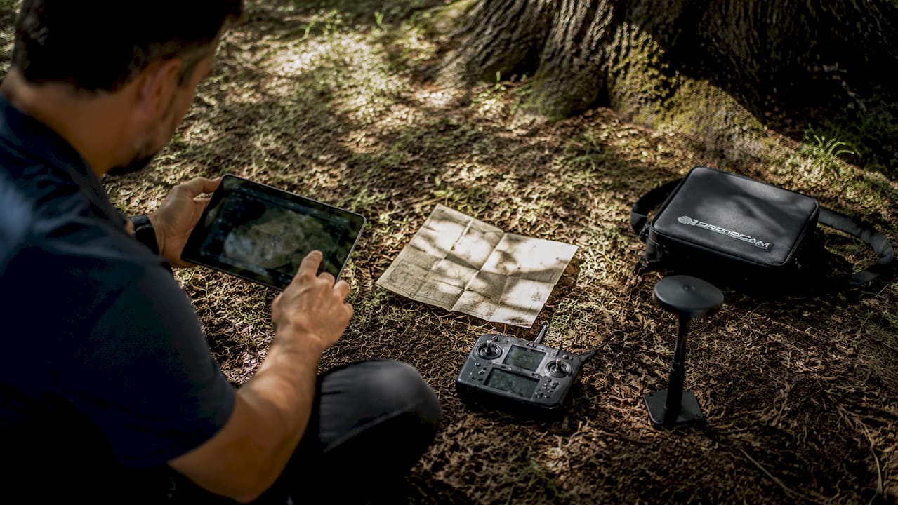 Vista dall'alto di un setup per la pianificazione del volo con drone