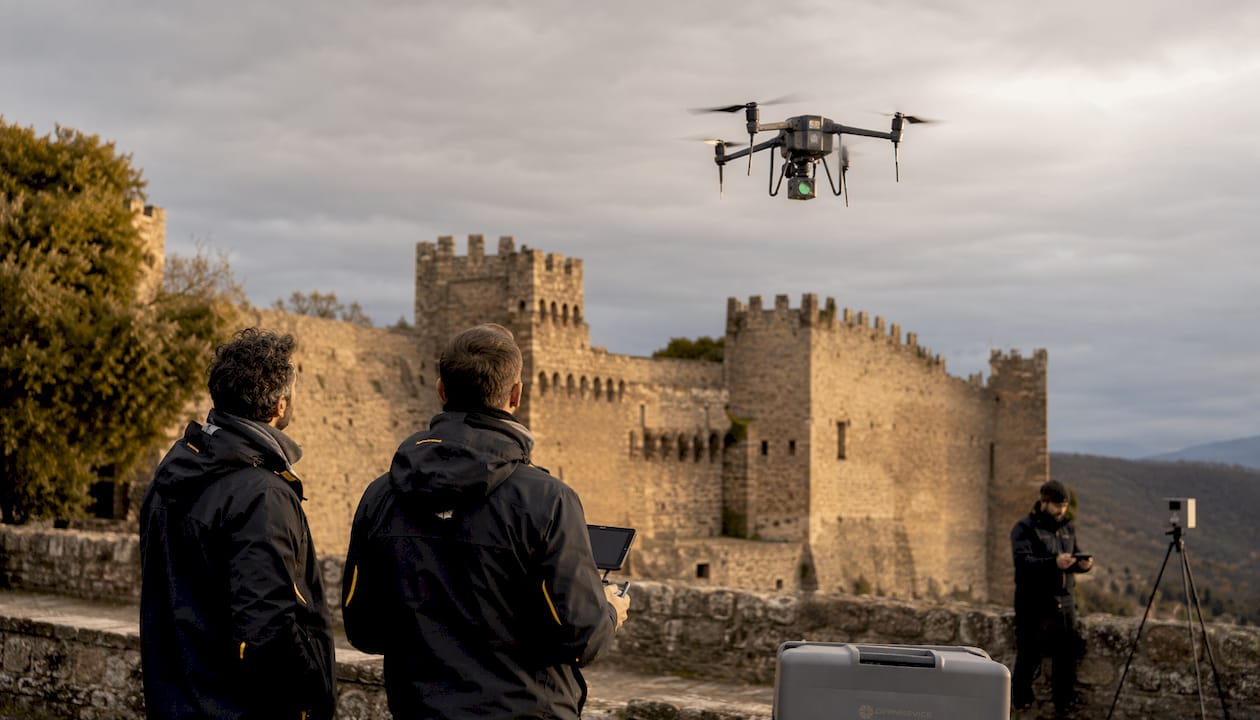 Un drone dotato di tecnologia LiDAR effettua un rilievo aereo su un edificio storico.