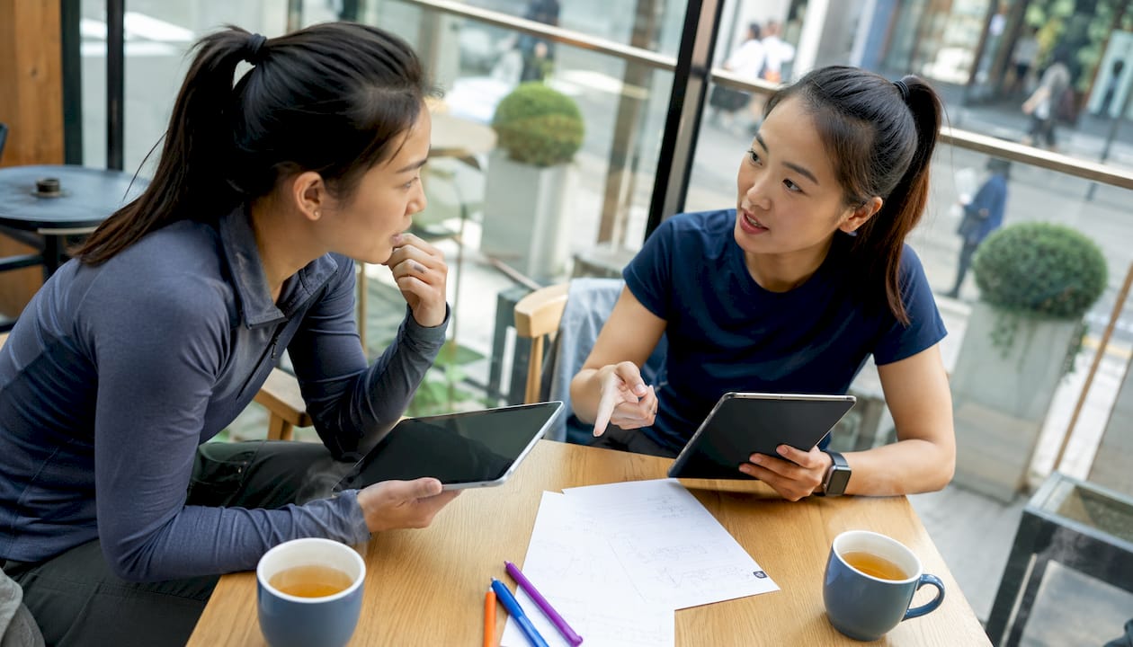 Due donne stanno parlando di un software per gestire tornei.