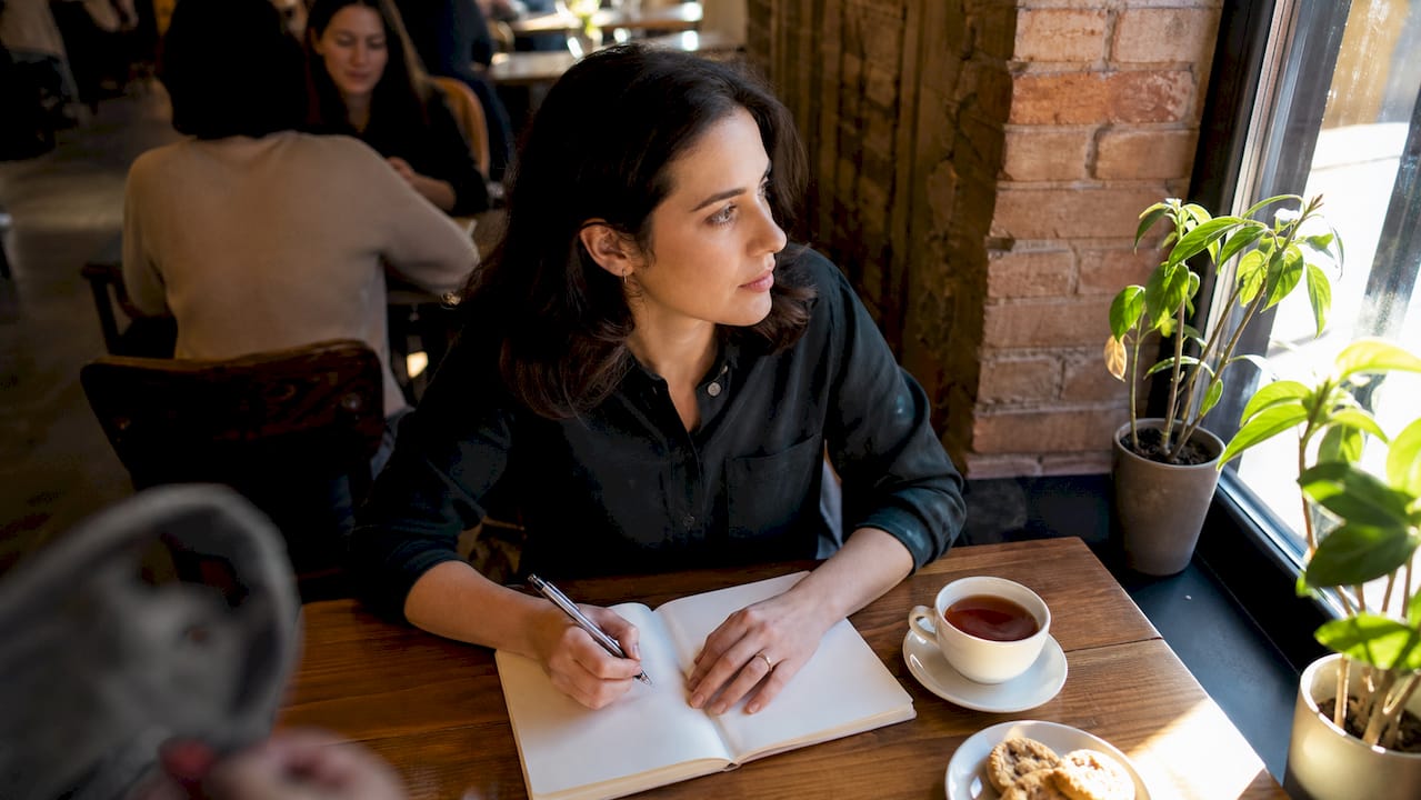 Mujer apuntando información sobre qué es un bono flexible