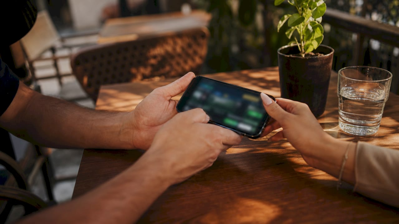 Manos revisando una plataforma de apuestas segura desde el móvil