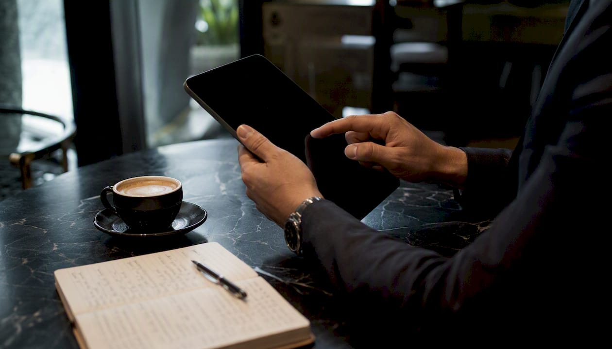 Persona realizando un proceso de verificación de identidad en una tablet para una aplicación fintech