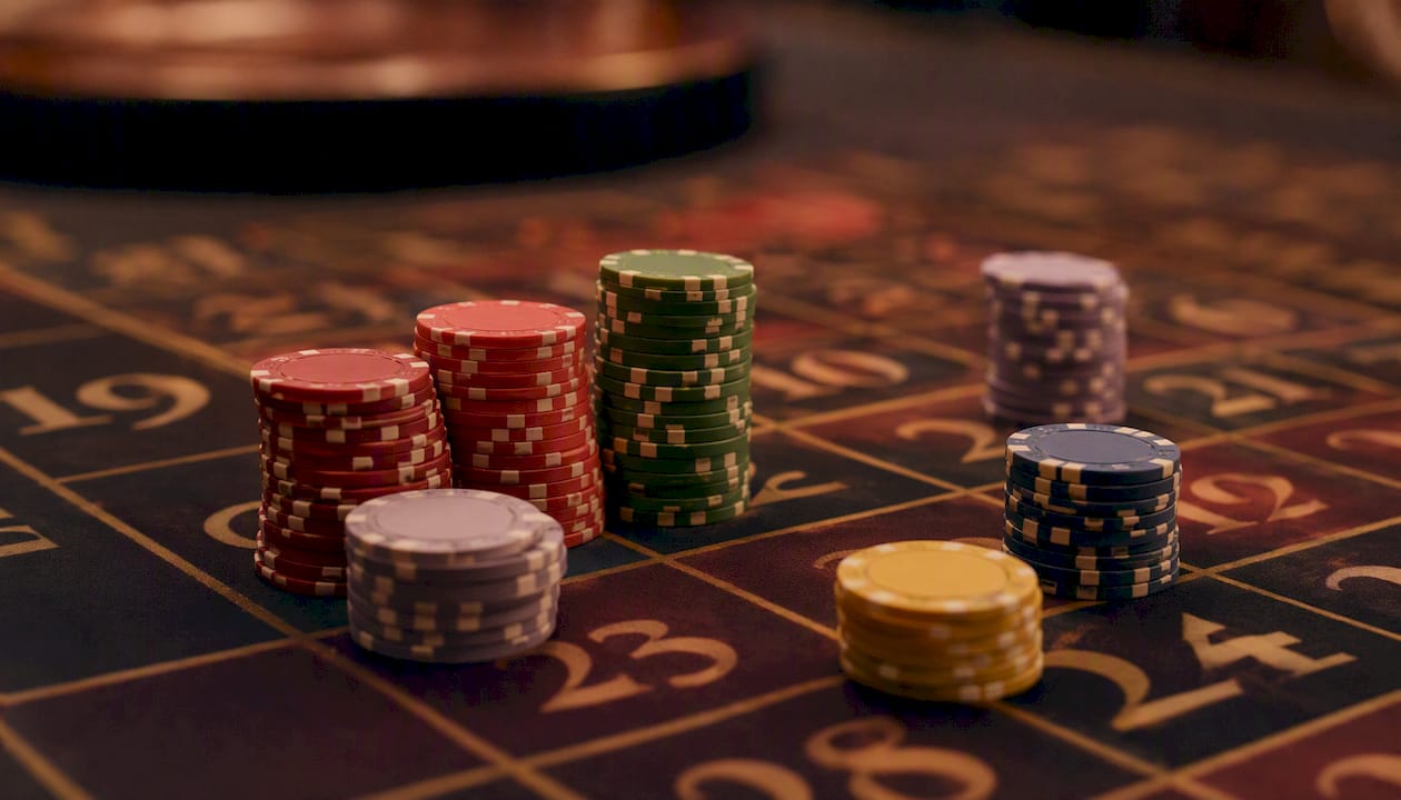 Detalle de las fichas de casino sobre la mesa de ruleta