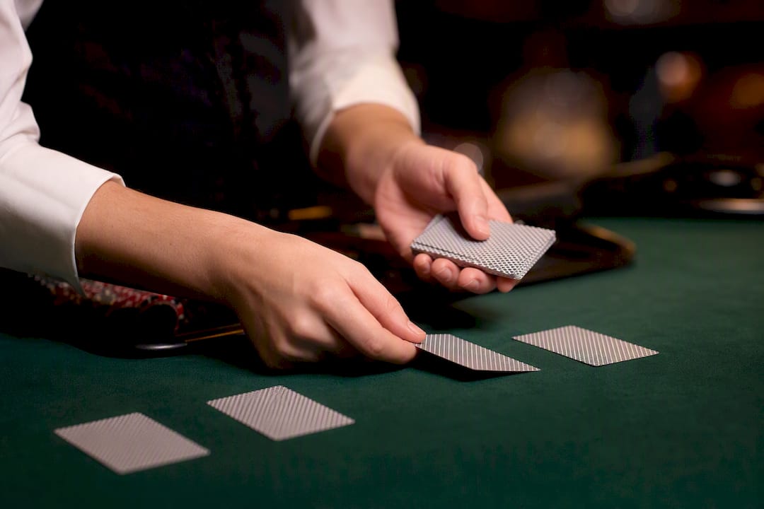 Crupier barajando y repartiendo cartas en vivo