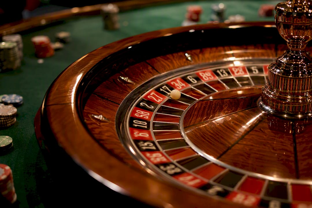 Primer plano de la ruleta girando con la bola