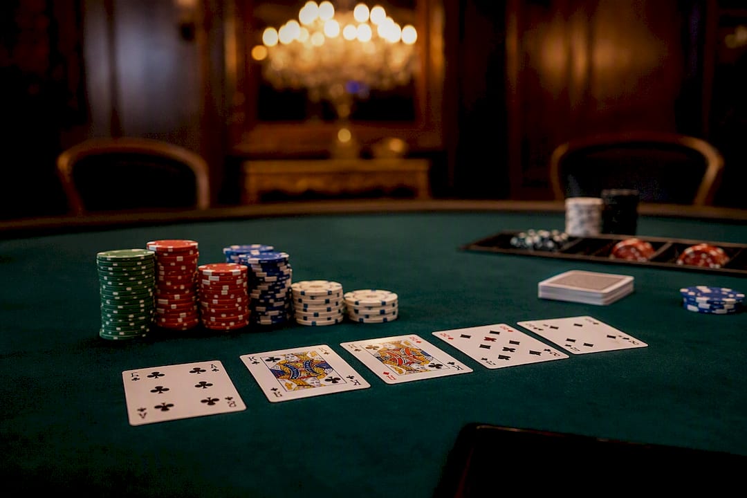 Fichas de póker y cartas sobre la mesa del casino