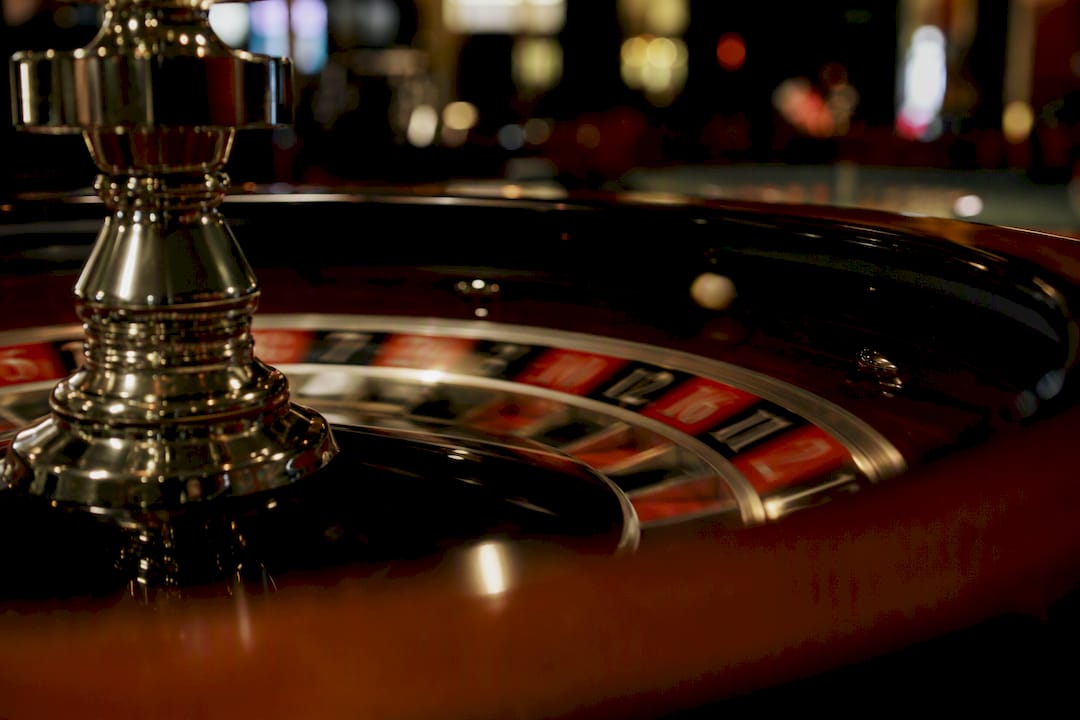 Primer plano de la ruleta girando en el casino