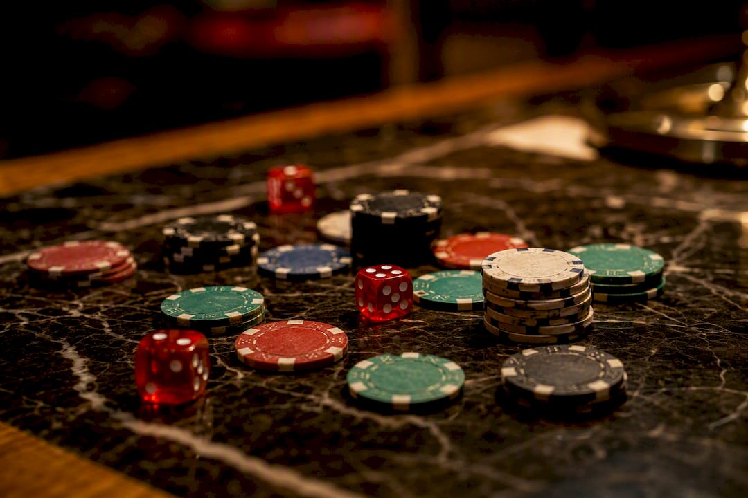 Fichas y dados de casino sobre una mesa verde