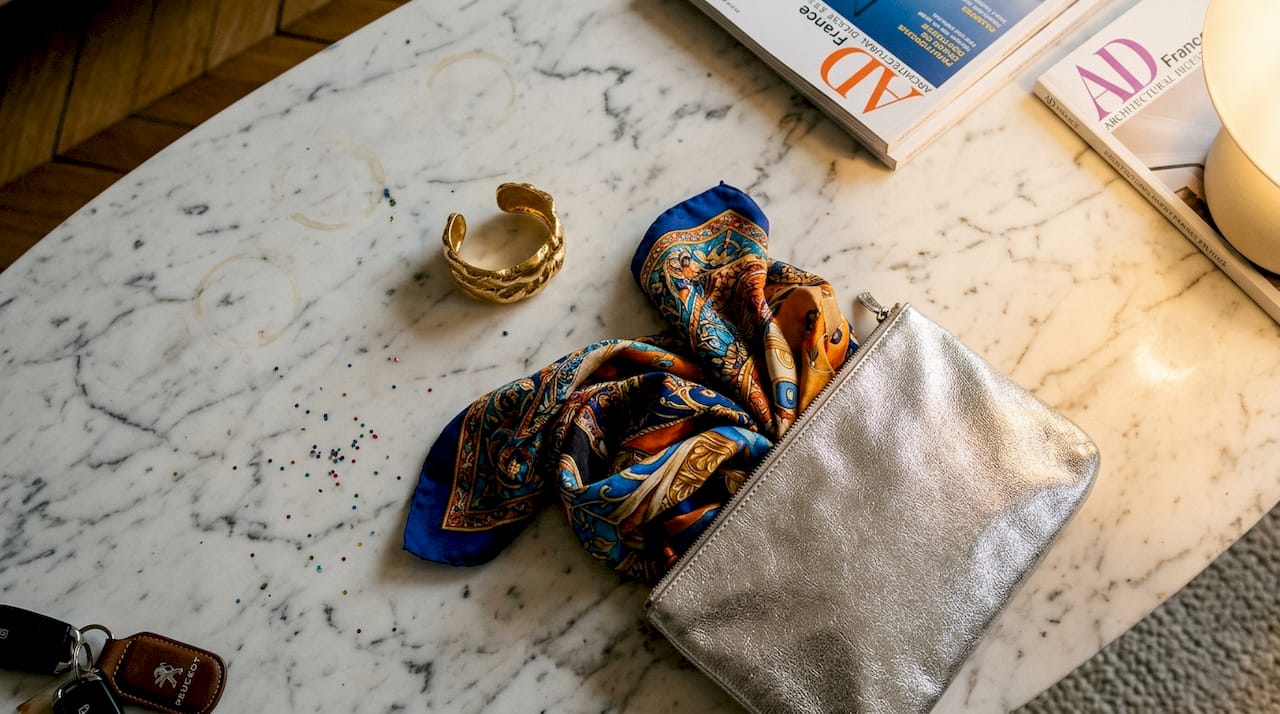 Des accessoires au caractère affirmé mis en valeur sur une table en marbre