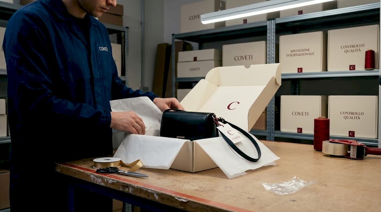 Articolo di lusso confezionato in un moderno centro logistico