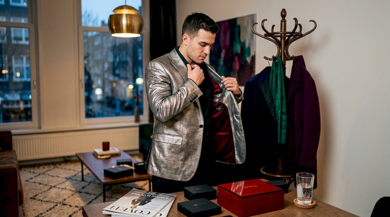 Man maakt indruk met een opvallende outfit van bijzondere materialen