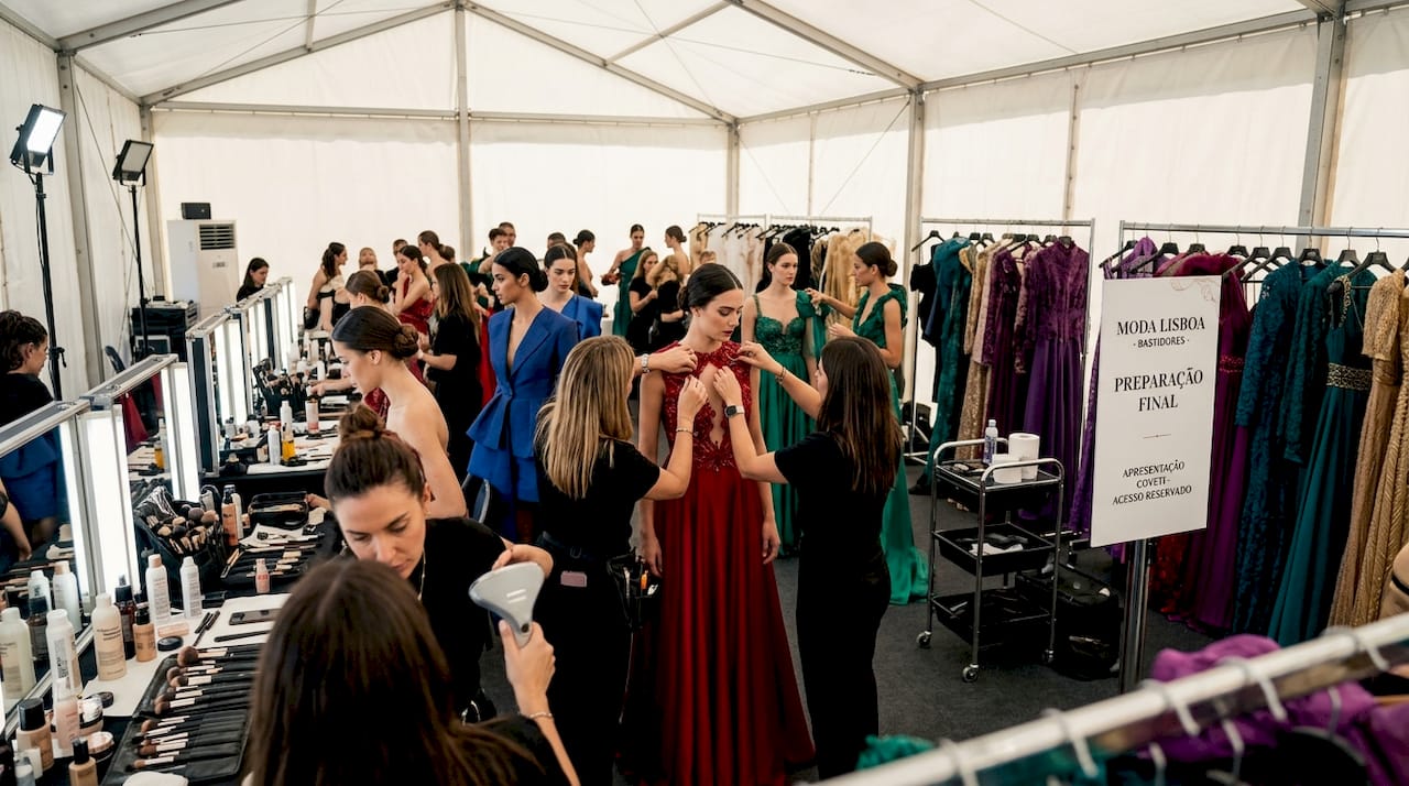 A azáfama nos bastidores de um desfile de moda