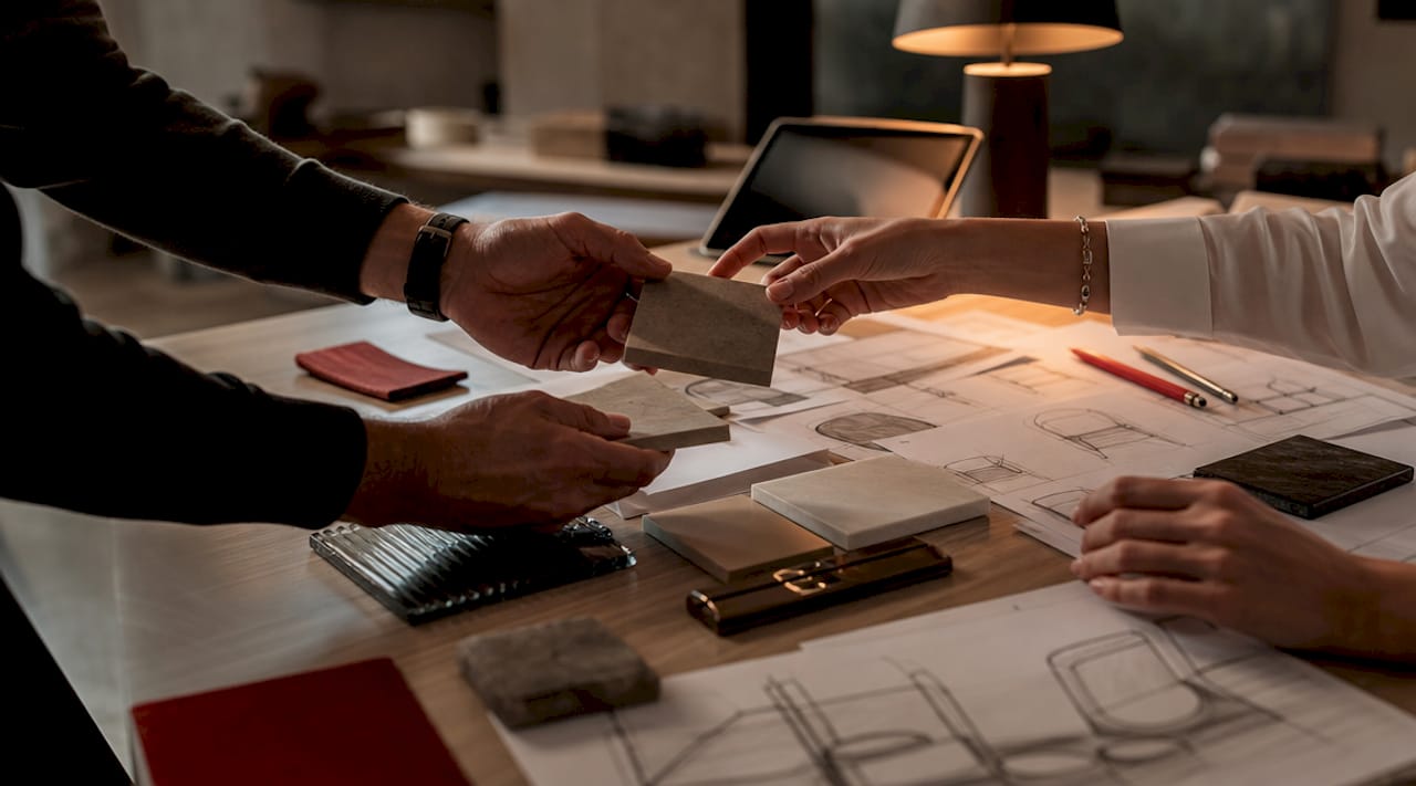 Manos revisando muestras y bocetos de diseño