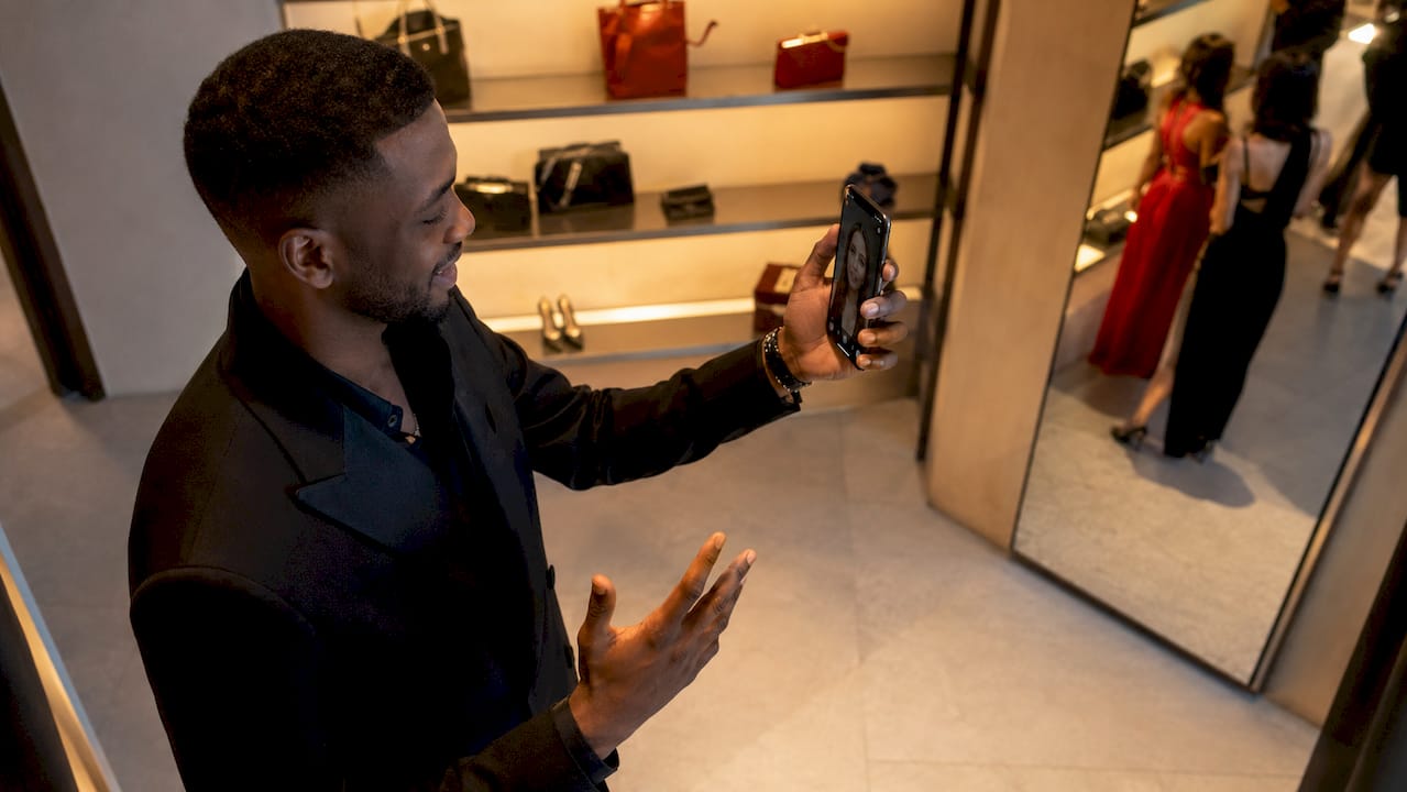 Un client qui participe à une session de live shopping directement en magasin