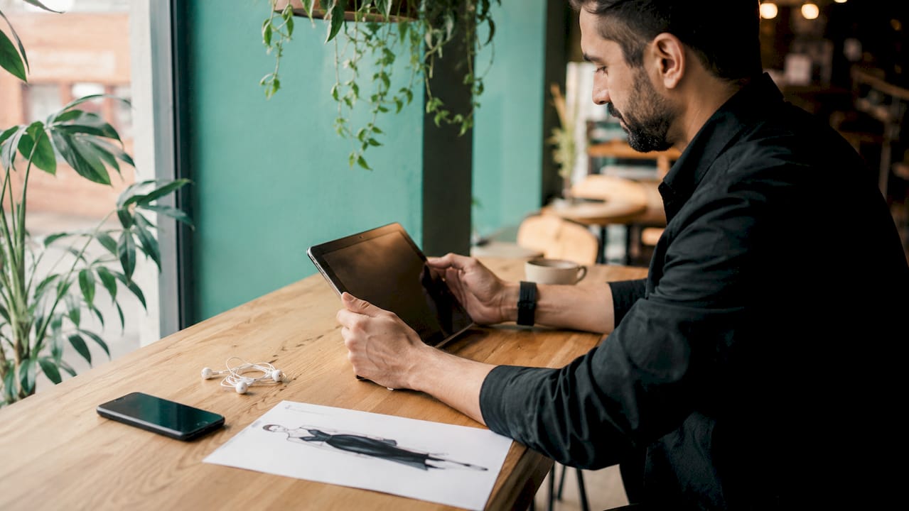 Mãos a explorar aplicações digitais de moda