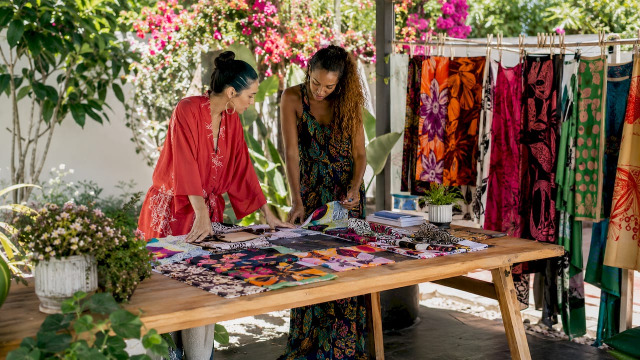 Un grupo de diseñadoras analiza las claves de la moda maximalista en un taller especializado.