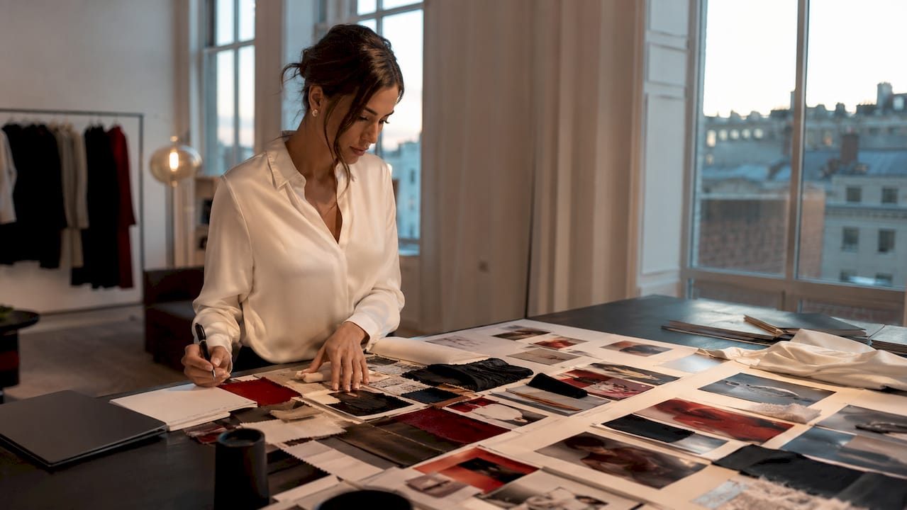 Ein Designer entwickelt ein kreatives Storytelling-Konzept für eine exklusive Capsule Collection im Luxussegment.