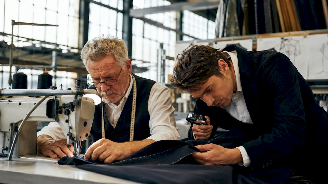 Vakkundige kleermakers maken kledingstukken volledig op maat.