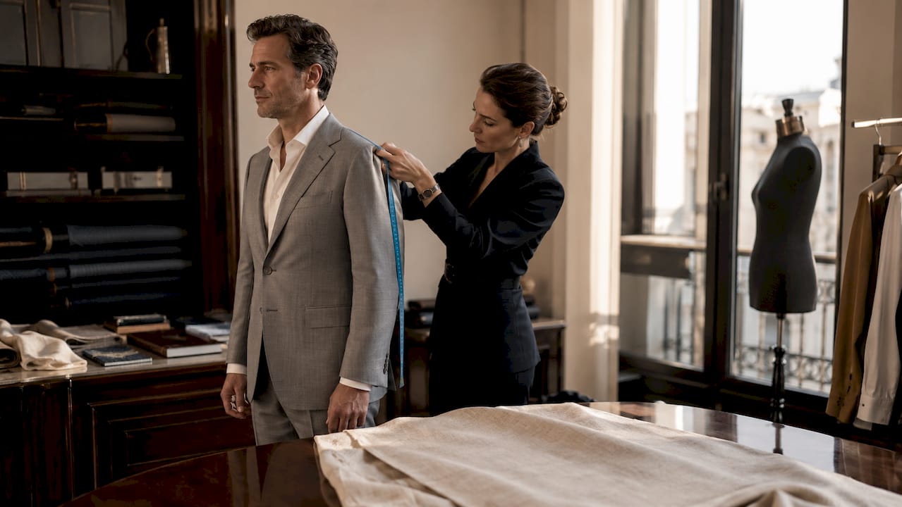 Un uomo indossa un blazer dal taglio impeccabile, realizzato su misura.
