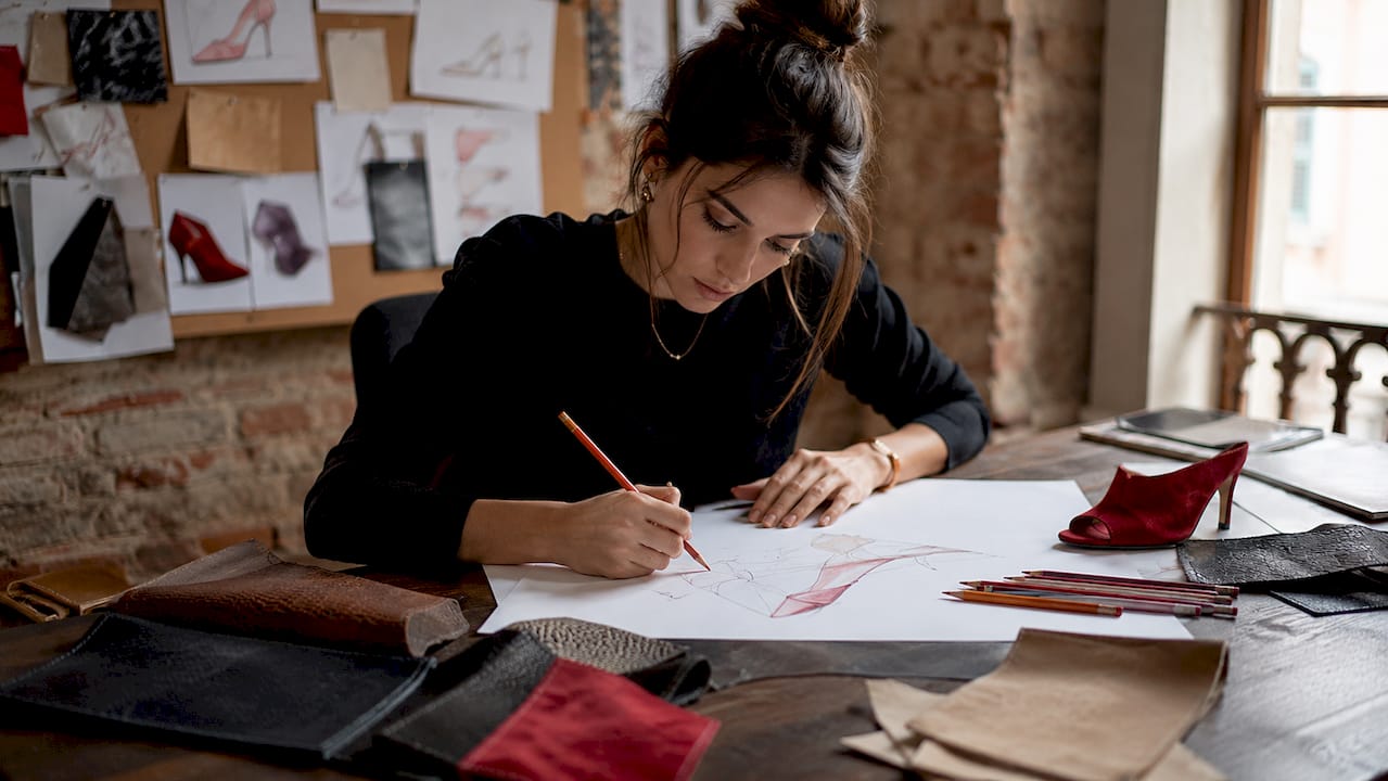 Disegnatore di moda alle prese con le nuove tendenze delle calzature di lusso per il 2026