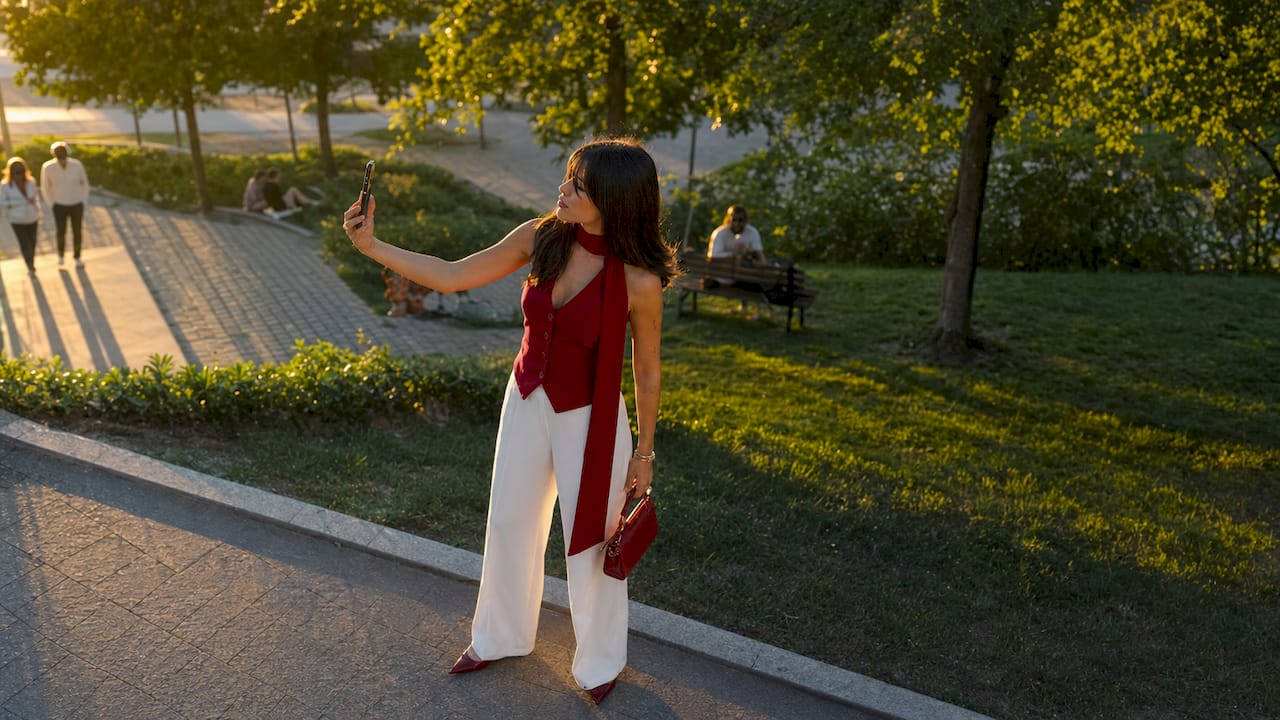 O influenceriță de modă urbană își face poze pe stradă, surprinzând cele mai cool ținute în decorul orașului.
